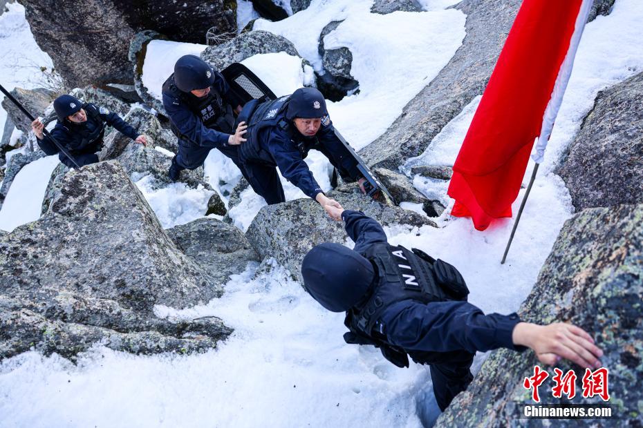 “積雪沒(méi)過(guò)小腿”新疆阿勒泰民警踏雪巡邊