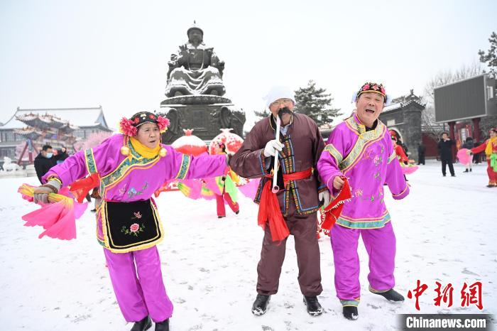 2月13日，秧歌隊(duì)在呼和浩特市大召廣場(chǎng)雪中起舞。　劉文華 攝