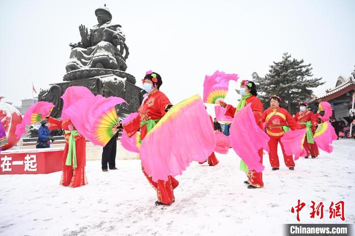 2月13日，秧歌隊(duì)在呼和浩特市大召廣場(chǎng)雪中起舞?！⑽娜A 攝