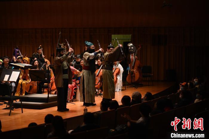 圖為“劉備、關(guān)羽、張飛”亮相音樂會。　西安交響樂團(tuán)供圖