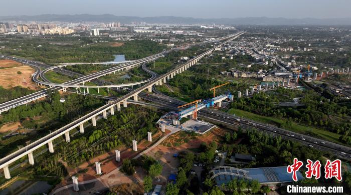 航拍正在建設(shè)的跨越成都繞城高速公路連續(xù)梁施工現(xiàn)場(chǎng)，旁邊依次為已運(yùn)營(yíng)的成渝高速鐵路和機(jī)場(chǎng)高速公路?！⒅铱?攝