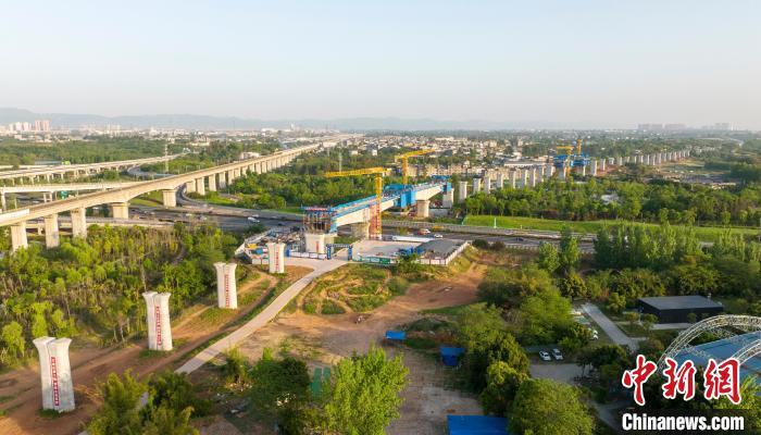 航拍正在建設(shè)的成都至自貢高速鐵路跨成都繞城高速公路連續(xù)梁施工現(xiàn)場(chǎng)?！⒅铱?攝