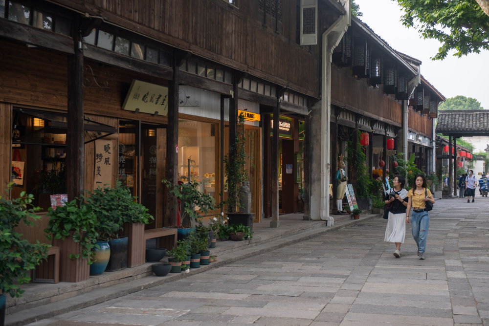 　5月27日，游客在大運河邊的世界文化遺產點杭州橋西歷史文化街區(qū)游玩。新華社記者江漢 攝