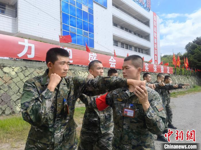 新兵尤云龍(左)不斷向一名合格軍人蛻變?！￡愴?攝