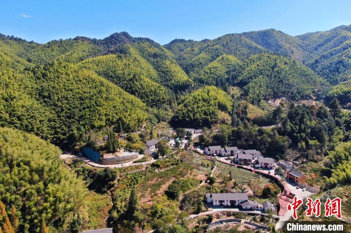 航拍江西井岡山市神山村，青山環(huán)繞，風(fēng)景秀美?！⒘?攝