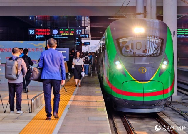 中老鐵路開(kāi)行國(guó)際旅客列車