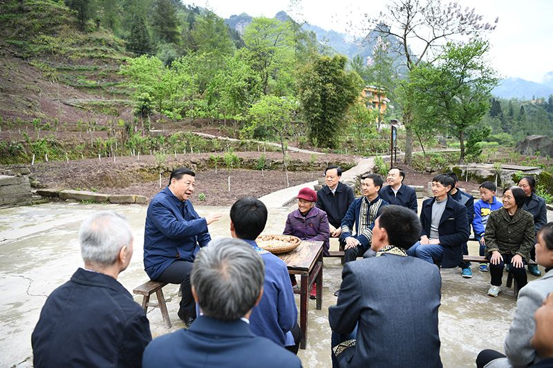 2019年4月15日，習(xí)近平總書記在重慶石柱土家族自治縣中益鄉(xiāng)華溪村同村民代表、基層干部、扶貧干部、鄉(xiāng)村醫(yī)生等圍坐在一起，共話脫貧攻堅(jiān)。