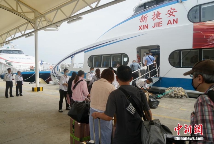 圖為乘客登船準備從廈門啟航前往金門。福建海事 供圖