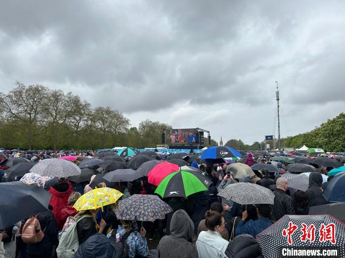 當?shù)貢r間5月6日，英國國王查爾斯三世的加冕儀式舉行。民眾雨中觀看儀式?！W陽開宇 攝