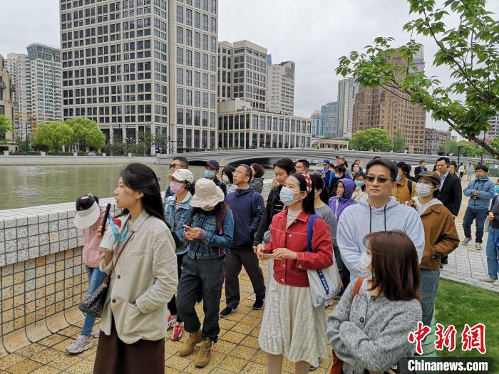 新階層人士走讀黃浦蘇州河沿岸?！》队畋?攝