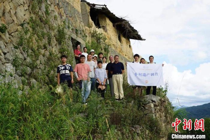 杜曉帆與該中心教師團(tuán)隊(duì)調(diào)研足跡遍布全中國(guó)各省市800多個(gè)城鄉(xiāng)聚落、文化景觀等。　復(fù)旦大學(xué)國(guó)土與文化資源研究中心供圖