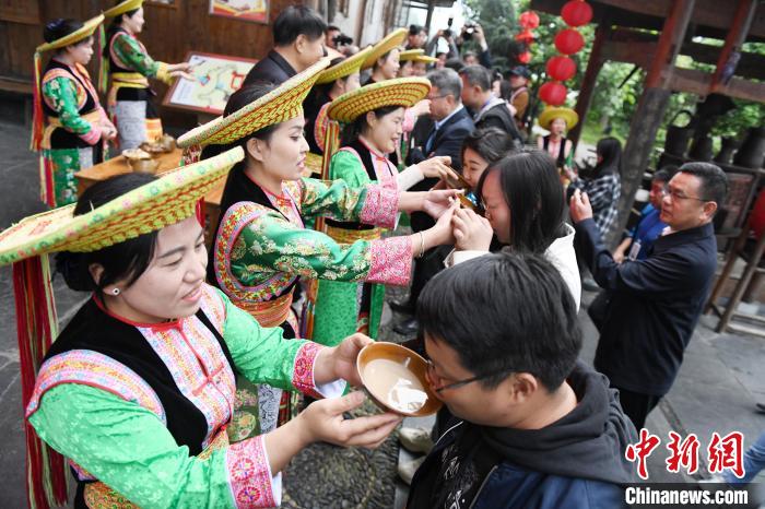 楓香瑤寨村民用攔門酒熱情迎接客人?！钊A峰 攝