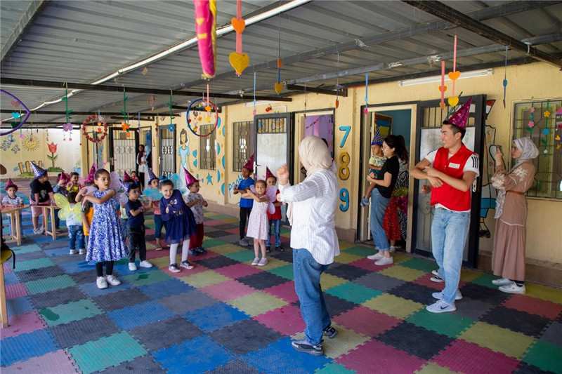 圖為中埃青年志愿者在埃及新開羅幼兒園開展“志愿服務伴成長，中埃攜手慶六一”活動。中建埃及分公司供圖