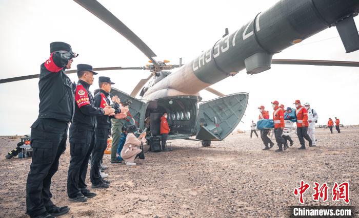 圖為阿拉善邊境管理支隊民警目送航天員登機(jī)離開?！缇?攝