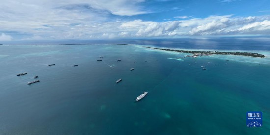 7月22日，中國海軍“和平方舟”號醫(yī)院船結(jié)束基里巴斯訪問，駛離塔拉瓦港。新華社發(fā)（桂江波 攝）