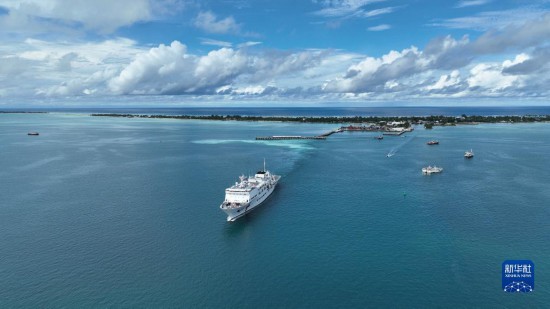 7月22日，中國海軍“和平方舟”號醫(yī)院船結(jié)束基里巴斯訪問，駛離塔拉瓦港。新華社發(fā)（桂江波 攝）