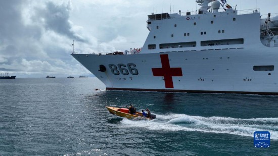 7月22日，中國海軍“和平方舟”號醫(yī)院船駛離塔拉瓦港途中，基里巴斯當(dāng)?shù)孛癖婑{船揮手告別。新華社發(fā)（桂江波 攝）