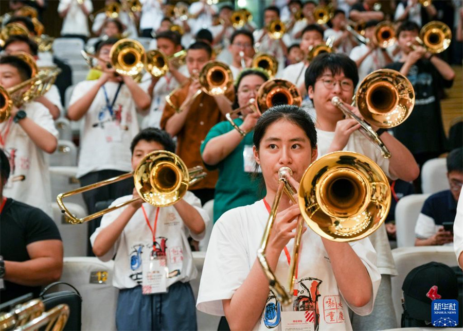 8月1日，在第九屆中國(guó)國(guó)際低音銅管藝術(shù)節(jié)的一場(chǎng)公益大師課上，低音銅管樂(lè)器愛(ài)好者在練習(xí)長(zhǎng)號(hào)。新華社記者 劉潺 攝