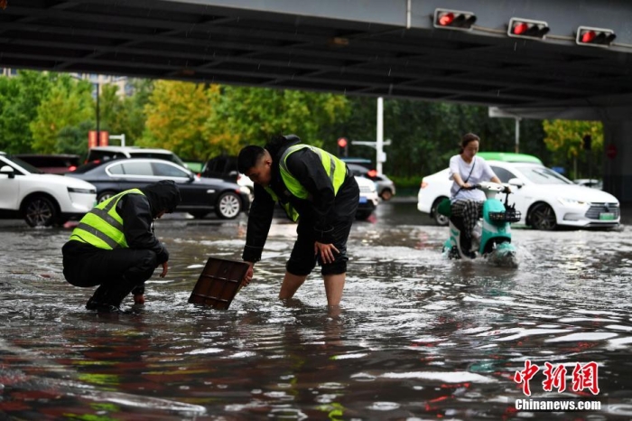 7月30日，河北省持續(xù)發(fā)布暴雨紅色預警信號。受今年第5號臺風“杜蘇芮”殘余環(huán)流影響，7月28日以來，地處華北地區(qū)的河北省大部出現(xiàn)降雨。30日17時，該省氣象臺發(fā)布當日第三次暴雨紅色預警信號。石家莊市城區(qū)不少區(qū)域積水嚴重，城管、環(huán)衛(wèi)、園林、市政等部門緊急出動，聯(lián)合疏堵保暢，筑牢防汛安全屏障。圖為石家莊裕華區(qū)城管局防汛隊員對沿街收水井進行雜物清理，以保證排水暢通。翟羽佳 攝