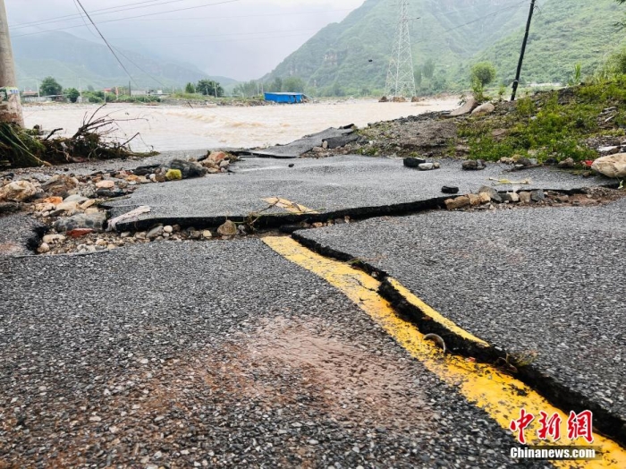 受臺風“杜蘇芮”影響，7月29日至8月1日，河北省淶水縣普降暴雨，持續(xù)強降雨和強風天氣引發(fā)洪水險情。連日來，當地組織數千人搶險救援隊伍，集中力量加快排水、清理路面、救援拋錨車輛、搶修倒伏電線桿等工作。8月1日，方便面、飲用水、火腿腸、面包等首批調撥救災物資送抵救災一線，并于當天發(fā)放到受災群眾手中。目前，淶水縣受損交通、電力、通信等基礎設施正在加緊搶修，山區(qū)受困人員已分批轉移，各項搶險救災工作正在有序進行中。圖為淶水縣婁村鎮(zhèn)南安莊村被洪水沖毀的路面。(文/呂子豪 楊猛)李金璐 攝