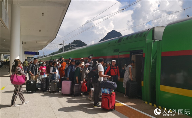 乘坐中老鐵路國際旅客列車的旅客在老撾瑯勃拉邦站排隊上車。人民網記者 杜明明攝