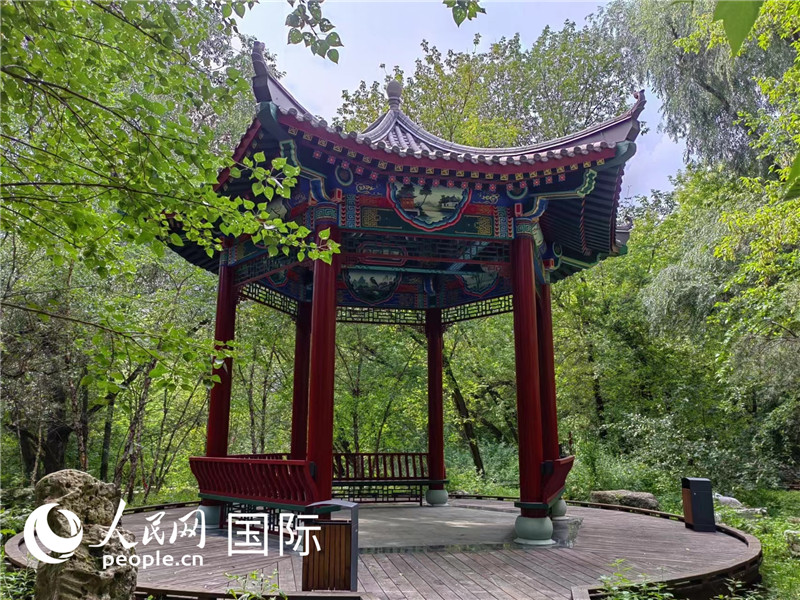 莫斯科中國(guó)貿(mào)易中心的中式園林“華銘園”一角。人民網(wǎng)記者 申亞欣攝