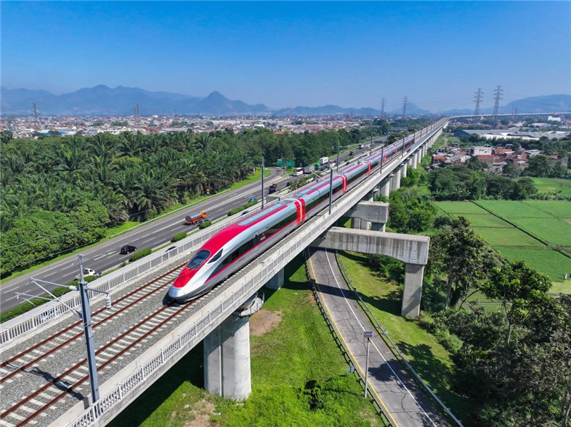 奔馳在雅萬高鐵上的動車組。中車青島四方機車車輛股份有限公司供圖