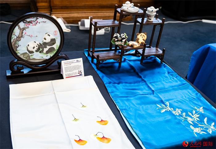 活動現場的現場文創(chuàng)展、互動體驗區(qū)、非遺區(qū)展示。人民網 郭錦標攝