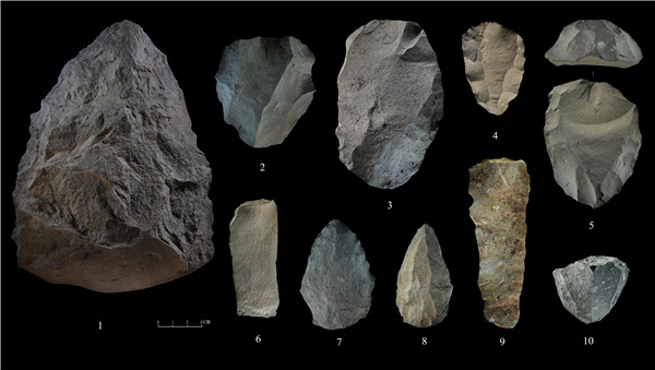 石制品 1.手斧 2、4、5.勒瓦婁哇石核（循環(huán)剝片法、優(yōu)先剝片法）3.勒瓦婁哇石葉石核 6.勒瓦婁哇石葉 7、8.勒瓦婁哇尖狀器 9.石葉 10.錐形石葉石核。中肯聯(lián)合考古隊供圖