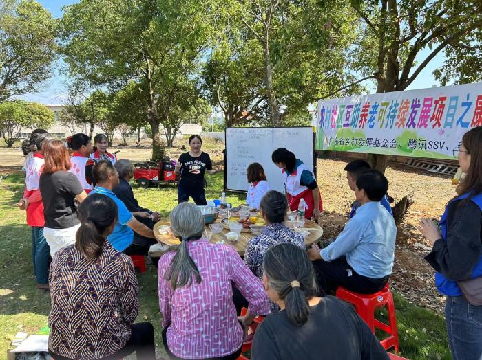 10月23日，廣東韶關(guān)農(nóng)村的互助養(yǎng)老探索，結(jié)合仁化縣董塘鎮(zhèn)新龍村的重陽(yáng)節(jié)活動(dòng)，將村支書(shū)、婦女主任、項(xiàng)目管理人員、新龍村助老員、村民志愿者、健康熱心的老人聚集在一起。 受訪者供圖