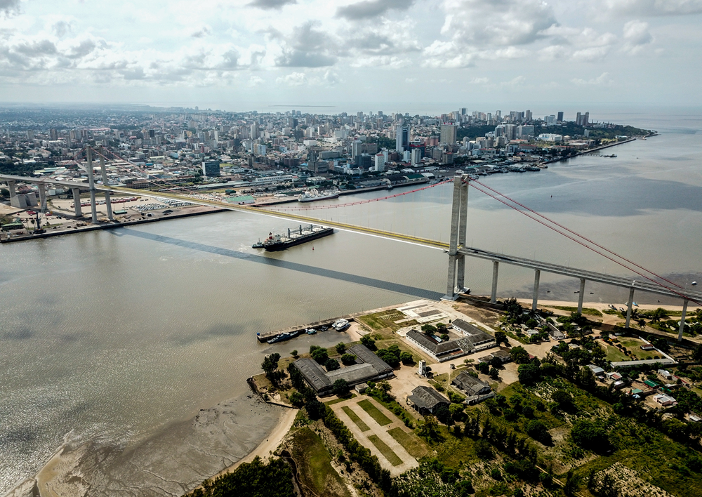 這是2019年4月8日在莫桑比克首都馬普托拍攝的馬普托大橋（無人機(jī)照片）。新華社記者 張宇 攝