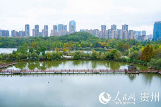 秋日時節(jié)，觀山湖公園景色美不勝收。人民網 陽茜攝