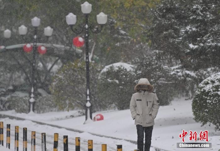 圖為市民在雪中出行。 <a target='_blank' href='/' ><p  align=