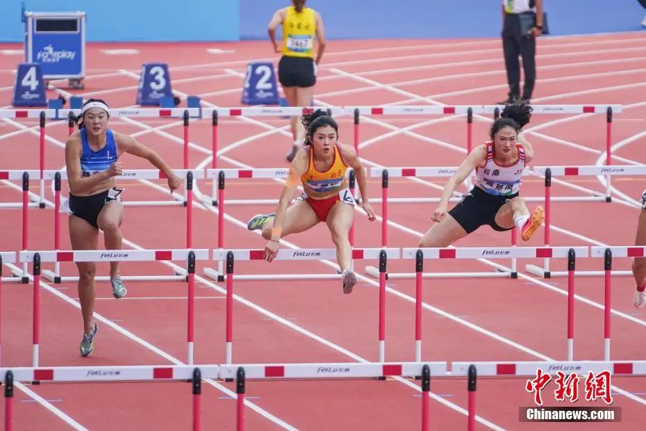 第一屆全國學生(青年)運動會田徑女子大學乙組100米欄決賽中，吳艷妮輕松奪冠。圖為吳艷妮在比賽中。陳冠言 攝