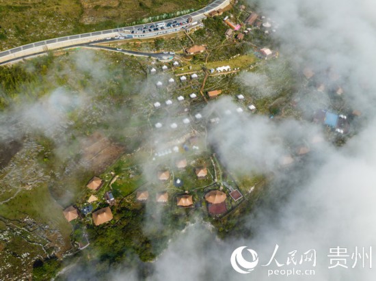 航拍掩映在晨間薄霧中的“花都里·化屋野奢度假營地“。人民網(wǎng) 陽茜攝