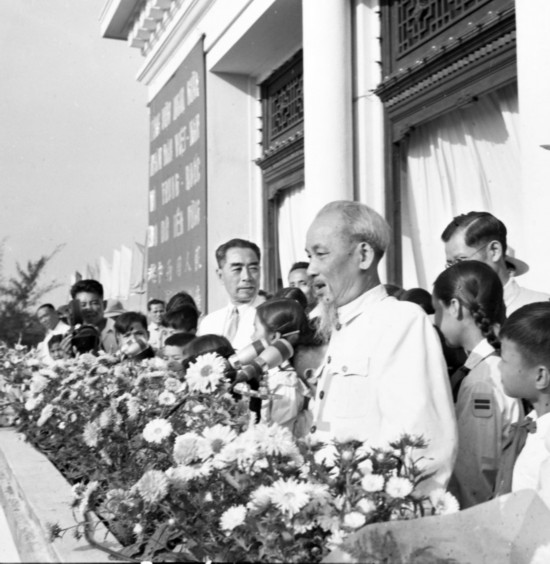 1960年5月13日，河內(nèi)市八萬(wàn)市民舉行盛大集會(huì)，歡迎周恩來(lái)總理。圖為胡志明主席、周恩來(lái)總理在大會(huì)主席臺(tái)上。