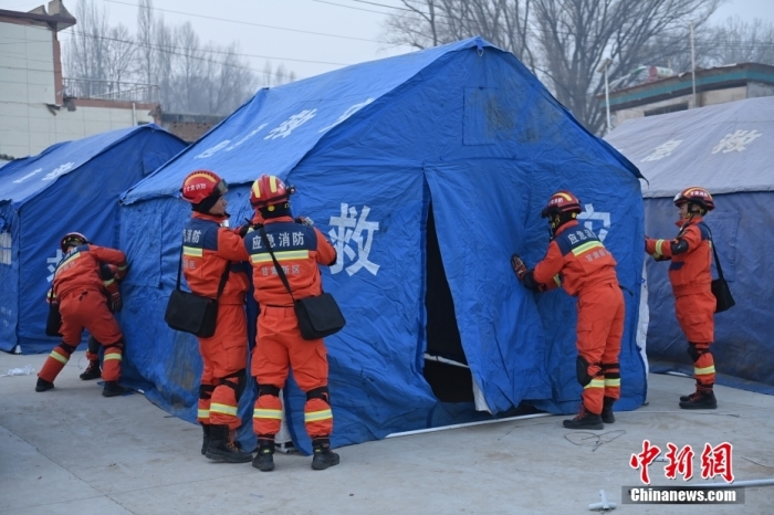 12月19日，甘肅臨夏州積石山縣發(fā)生6.2級地震后，地震受災嚴重的積石山縣大河家鎮(zhèn)部分房屋出現(xiàn)開裂倒塌，受損情況嚴重。據(jù)報道，目前，救援力量正在受災最嚴重的大河家鎮(zhèn)10個行政村開展拉網(wǎng)式搜救。圖為救援人員在大河家鎮(zhèn)搭建救災帳篷。<a target='_blank' href='/'><p  align=