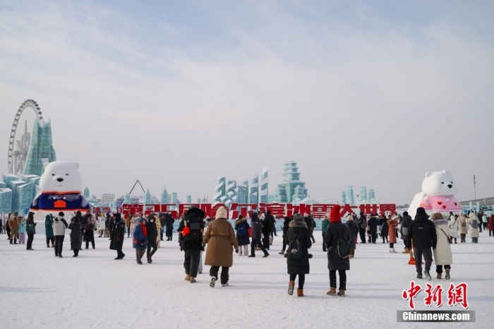 1月4日，第25屆哈爾濱冰雪大世界內(nèi)的冰雕吸引游客觀看。白天的冰雪大世界，游客仿佛置身現(xiàn)實版“冰雪奇緣”。<a target='_blank' href='/'><p  align=