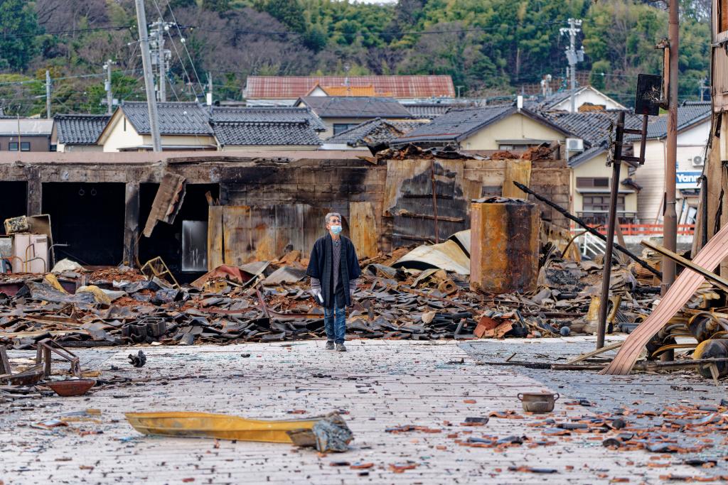 1月4日，一名市民查看日本石川縣輪島市“輪島早市”廢墟。新華社記者張笑宇攝