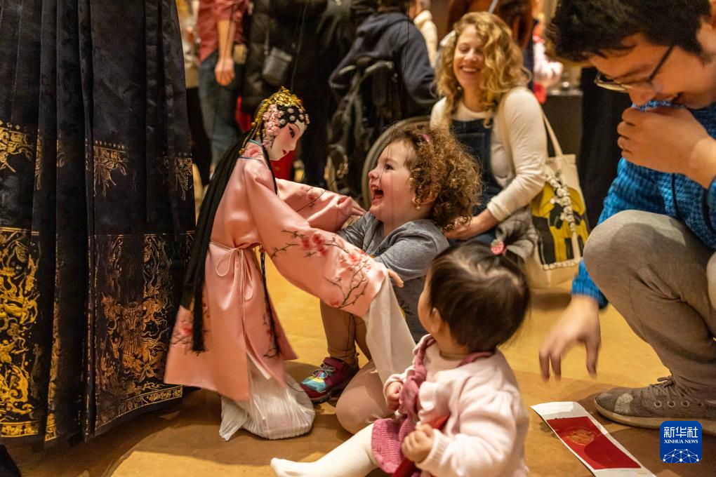 2月11日，孩子們在美國費(fèi)城藝術(shù)博物館舉行的龍年迎新春活動上體驗(yàn)?zāi)九紤?。新華社發(fā)（周煥新攝）