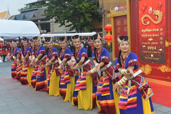 2月10日，演員在泰國(guó)曼谷唐人街舉行的“歡樂春節(jié)”活動(dòng)上跳舞。當(dāng)日，泰國(guó)“歡樂春節(jié)”文化活動(dòng)在曼谷唐人街舉辦。（新華社發(fā)，拉亨攝）