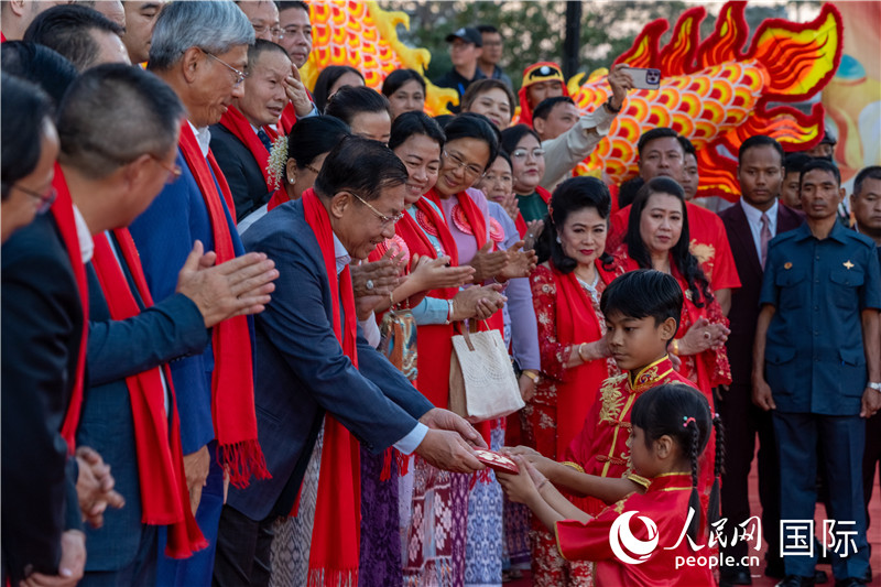 在活動現(xiàn)場，敏昂萊主席根據(jù)當?shù)貍鹘y(tǒng)向兒童送祝福2-人民網(wǎng)記者謝佳君攝