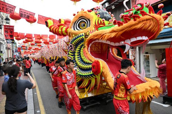 2月1日，由馬來西亞和中國的100多名青少年組成的舞龍隊在馬來西亞馬六甲市雞場街上共舞一條近200米的“長龍”。這是活動現(xiàn)場的“長龍”。新華社記者程一恒攝