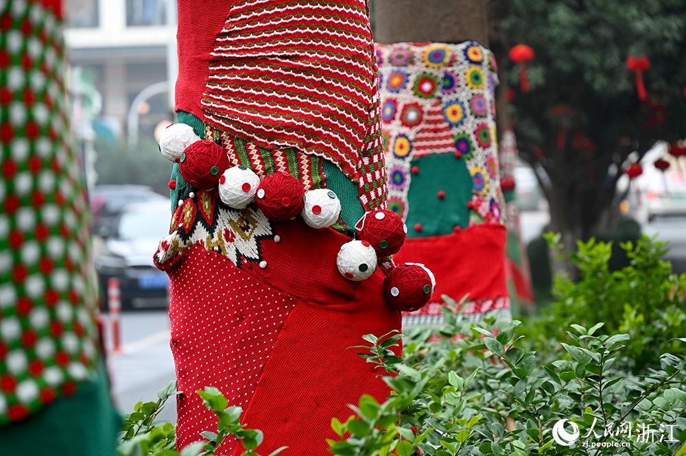 杭州市拱墅區(qū)獅虎橋路上的行道樹“穿”上了新裝。人民網(wǎng) 葉賓得攝