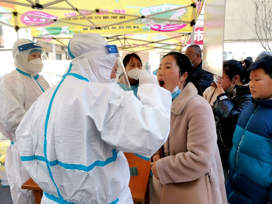 連云港贛榆區(qū)抽調(diào)近500名醫(yī)務(wù)人員開展核酸檢測。朱代桂攝