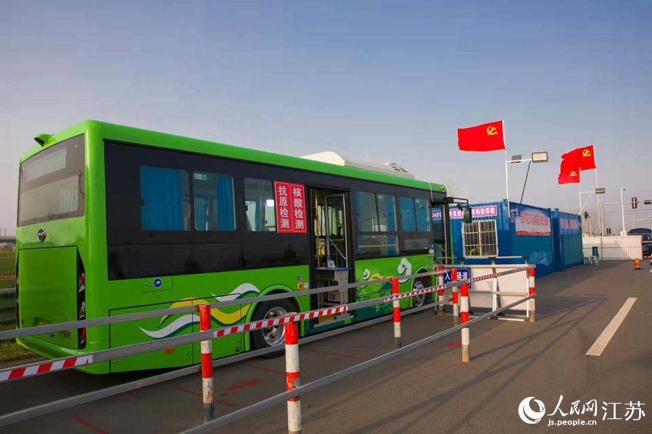 淮安市客總汽車運(yùn)輸有限公司調(diào)集兩部車況最佳“核酸采樣流動車”，組建黨員“先鋒崗”。紀(jì)星名攝