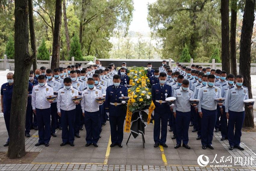 涼山州森林消防支隊駐西昌全體消防救援人員一同前往西昌市烈士陵園舉行紀(jì)念活動。樊文淵攝