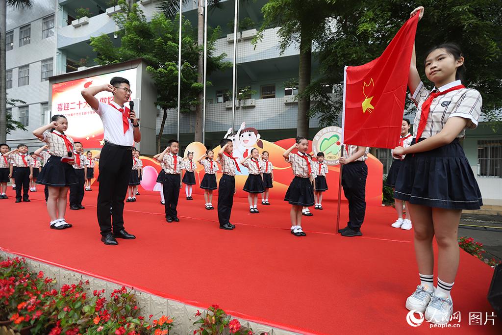 5月31日，在廣西壯族自治區(qū)南寧市民主路小學，學校大隊輔導(dǎo)員帶領(lǐng)少先隊員呼號。人民網(wǎng)記者 嚴立政攝