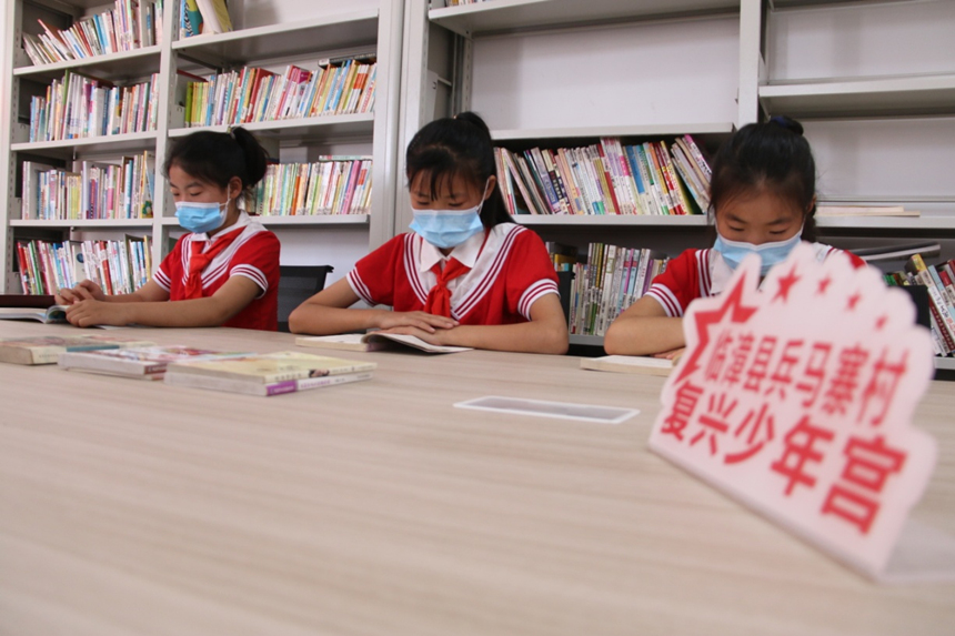 河北省臨漳縣柏鶴集鄉(xiāng)兵馬寨村復(fù)興少年宮，孩子們在閱覽室讀書。 申志好攝