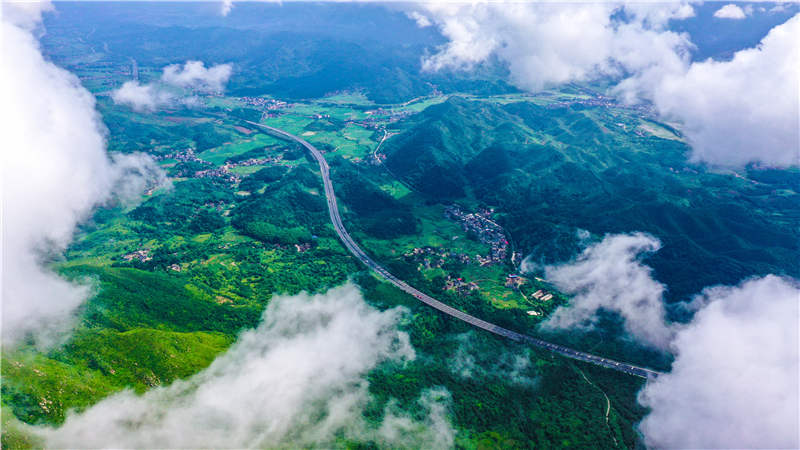 湖南省常寧市廟前鎮(zhèn)泉井村，云霧繚繞，青山蒼翠，公路蜿蜒，秀美如畫(huà)。周秀魚(yú)春攝